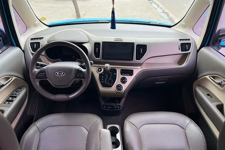 Dù thuộc phân khúc xe đô thị cỡ nhỏ, Kia Ray 2012 sở hữu không gian nội thất rộng rãi đáng ngạc nhiên. Hàng ghế sau được đẩy sâu giúp khoảng trống chân thoải mái ngay cả với người cao trên 1,8 mét. Tuy nhiên, sự thoải mái này đánh đổi bằng không gian khoang hành lý nhỏ hơn so với Kia Morning.