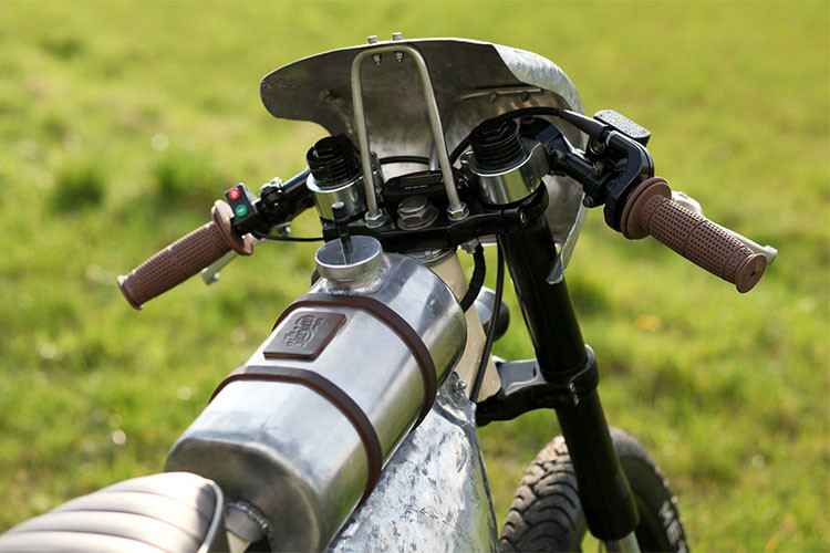 Để bộ áo racer được chắc chắn, Pip hàn thêm một thanh hợp kim 6 mm được uốn cong để cung cấp khả năng chịu lực. Nhiều phụ tùng được mua trên eBay bao gồm cần số, công tắc, đèn pha và đèn hậu. Bộ mâm nan hoa hợp kim mới và lốp Metzeler thay thế cho nguyên bản, cùng với một bộ phanh đĩa trước và sau.