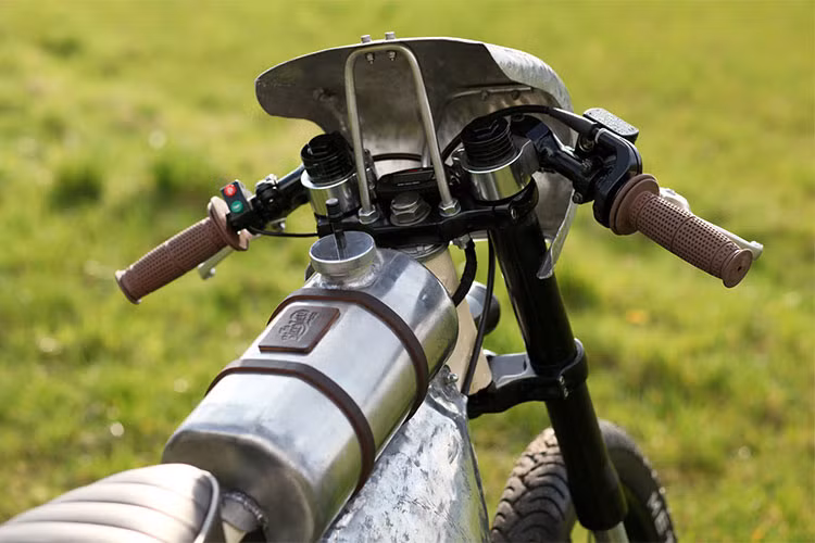 Để bộ áo racer được chắc chắn, Pip hàn thêm một thanh hợp kim 6 mm được uốn cong để cung cấp khả năng chịu lực. Nhiều phụ tùng được mua trên eBay bao gồm cần số, công tắc, đèn pha và đèn hậu. Bộ mâm nan hoa hợp kim mới và lốp Metzeler thay thế cho nguyên bản, cùng với một bộ phanh đĩa trước và sau.