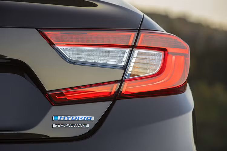 Không chỉ đa dạng về lựa chọn động cơ, mẫu sedan cỡ trung ăn khách của Honda còn có trang bị khá hiện đại ngay từ bản tiêu chuẩn. Theo đó, Honda Accord 2019 được trang bị đèn pha và đèn hậu LED, màn hình 7 inch có thể cá nhân hóa trên bảng đồng hồ, hệ thống an toàn Honda Sensing, nút bấm khởi động máy và điều hòa tự động 2 vùng.