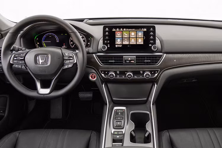 Từ bản Sport trở lên, Honda Accord 2019 sẽ được trang bị hệ thống thông tin giải trí với màn hình cảm ứng Display Audio, tương thích Apple CarPlay và Android Auto. Màn hình của hệ thống này có kích thước 8 inch thay vì 7 inch như bản tiêu chuẩn. Hệ thống sạc điện thoại không dây, mạng 4G LTE với tính năng phát WiFi,...