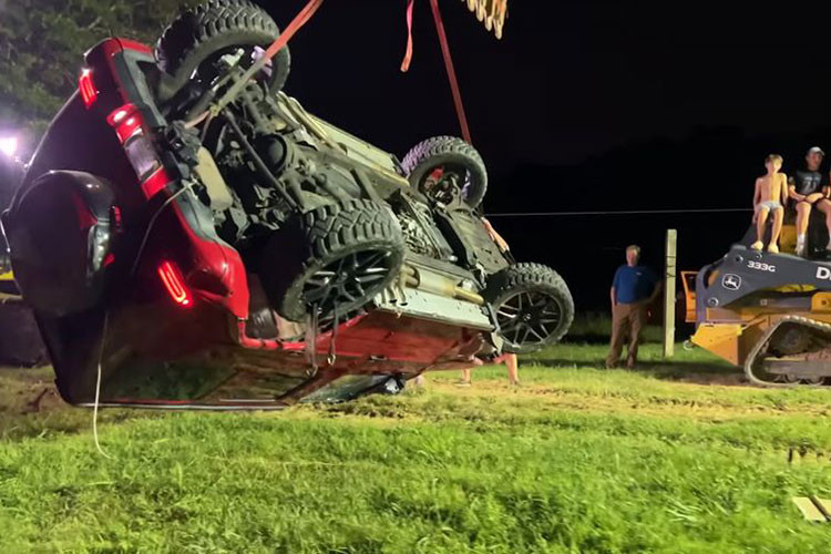 Youtuber “choi lon” tha roi Mercedes-AMG G63 tu noc nha xuong dat-Hinh-3