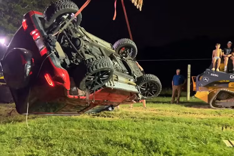 Youtuber “choi lon” tha roi Mercedes-AMG G63 tu noc nha xuong dat-Hinh-3