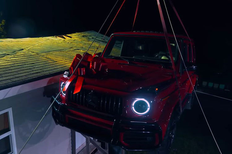 Youtuber “choi lon” tha roi Mercedes-AMG G63 tu noc nha xuong dat