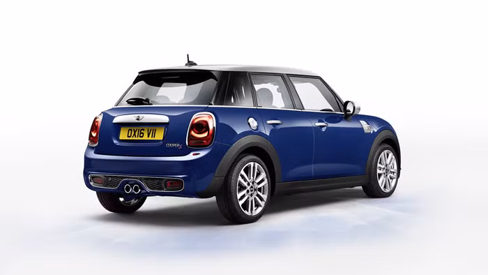 Về cơ bản, phiên bản Mini Seven 2017 mới này không có thay đổi kỹ thuật nhiều trên động cơ cũng như hệ truyền động so với dòng xe Cooper hay Cooper S mui cứng tiêu chuẩn.