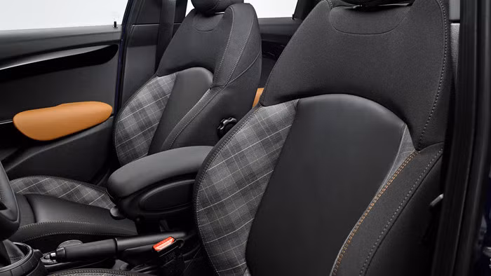 Ngoài ra, là những tuỳ chọn vật liệu và màu sắc nội thất khác tông nhưng vẫn mang âm hưởng thời trang của những năm thập niên 1970-1990, với màu nâu, kẻ sọc chủ đạo trên ghế. Những trang bị của phiên bản đặc biệt tương đương với bản Cooper S cao cấp nhất.