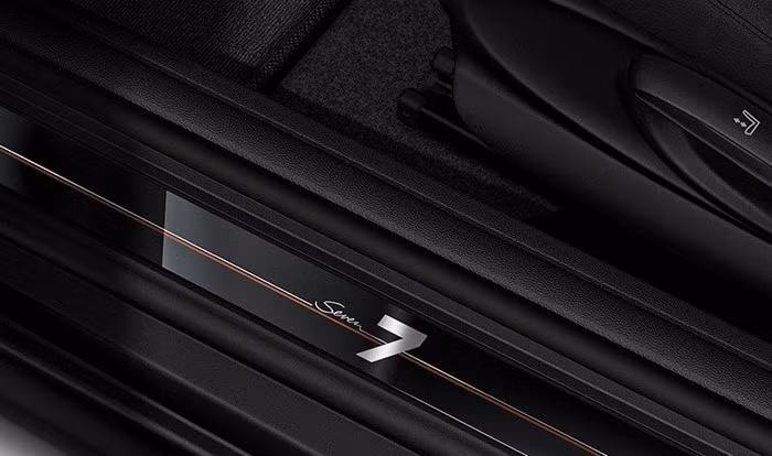 Xe sử dụng cấu hình bánh 17 inch với la-zăng 6 chấu kép thiết kế đặc trưng. Thân xe được sơn hai dải màu sọc bạc viền nâu đỏ thể thao cổ điển.