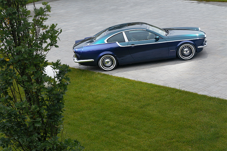 Tuy nhiên sau khi độ lại, chiếc xe chỉ còn giữ lại duy nhất vòm mui của 3 Series. Tất cả các chi tiết còn lại của thân xe đã được thay hoàn toàn, với cảm hứng được lấy từ những chiếc xe du lịch hạng sang GT trong thập niên 50-60 của Thế kỷ XX đầy cá tính.