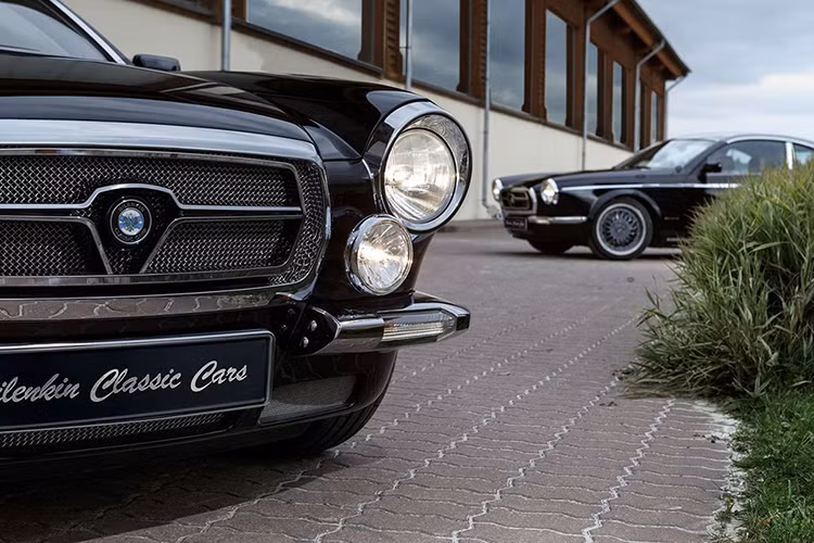 Là hãng độ xe vốn có xuất phát điểm từ Nga, hình bóng của những chiếc xe quốc nội như Volga hay GAZ cũng có thể được tìm thấy qua phần đuôi hay bộ mâm kiểu cổ điển của Vintage trên chiếc BMW 3 Series này.