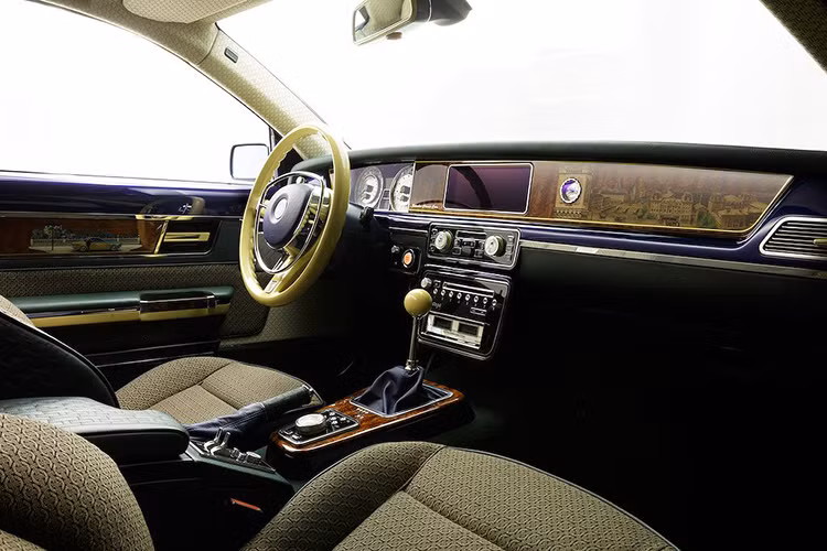 Bên trong nội thất xe cũng không còn nét gì giống với những chiếc 3 Series bình thường khác khi bảng táp-lô và bảng điều khiển trung tâm đã được thay hoàn toàn bằng các khối vuông vức, cùng vô-lăng bọc da màu vàng nhưng lại có vành kim loại trang trí như xe cổ.