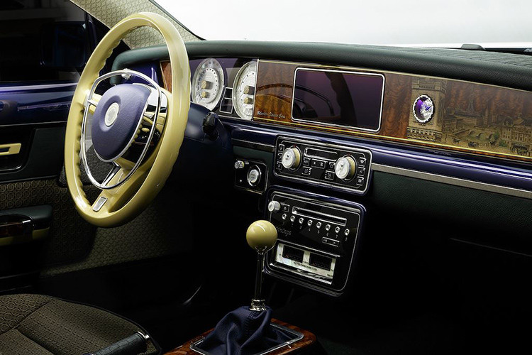 Chất lượng hoàn thiện cùng các vật liệu được Bilenkin độ BMW 3 Series đều sử dụng đạt đẳng cấp rất cao, thậm chí là có thể so sánh được với Rolls-Royce hay Bentley với các bề mặt khảm gỗ quý, khảm trai, khắc kim loại... cầu kỳ và đẹp mắt.