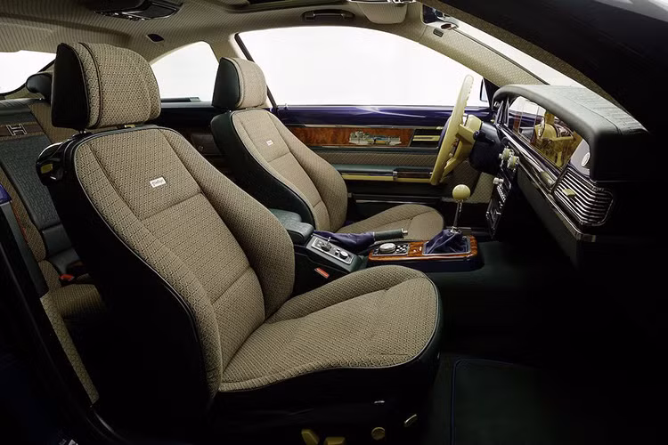 Là một mẫu xe "hàng thửa", Bilenkin cũng đem tới cho khách hàng khả năng cá nhân hóa nội thất gần như vô hạn với Vintage. Người mua xe có thể tự do lựa chọn các vật liệu bọc nội thất, từ loại da thuộc cao cấp nhất với các bề mặt chần chỉ vân độc đáo tới loại loại vải màu đặc biệt.