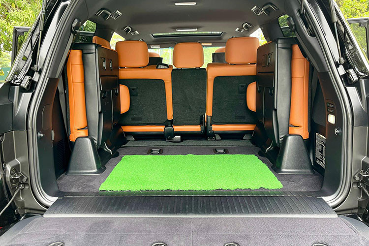 Hàng ghế sau tích hợp màn hình giải trí độ phân giải cao cỡ 11,6 inch. Trang bị an toàn bao gồm; hệ thống theo dõi cảnh báo áp suất lốp (TPMS), hệ thống cảnh báo điểm mù (BSM) sử dụng sóng ra-đa và chức năng cảnh báo điểm mù khi lùi (Rear Cross Traffic Alert) phát hiện và thông báo khi phương tiện khác tiến đến vùng không gian xe sẽ lùi... 