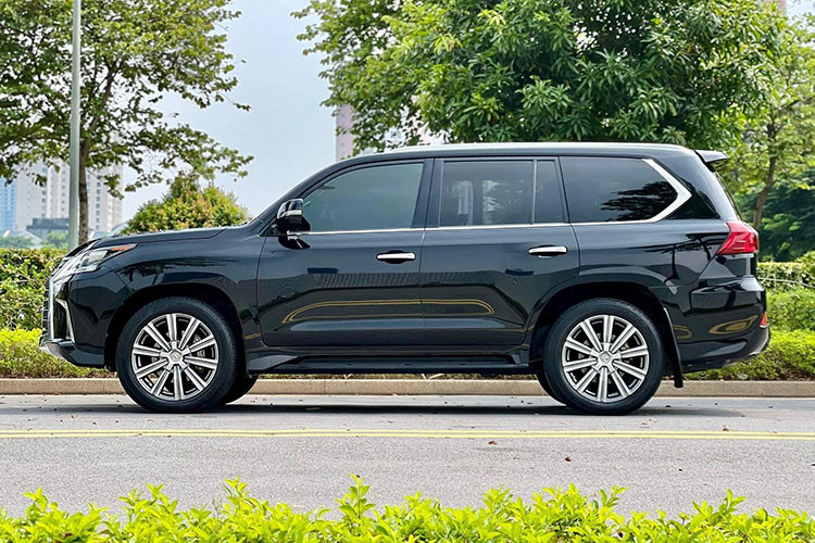 Ngoại hình Lexus LX570 2017 đời cũ được thiết kế ấn tượng với dọc thân xe là những đường gân nổi táo bạo hơn, giá nóc thể thao được gắn trực tiếp trên nóc xe. Cụm đèn pha 3 bóng LED hình chữ L đi kèm đèn ban ngày LED hình chữ L, lưới tản nhiệt hình con suốt và đèn báo rẽ dạng tia theo ngôn ngữ thiết kế mới của Lexus.