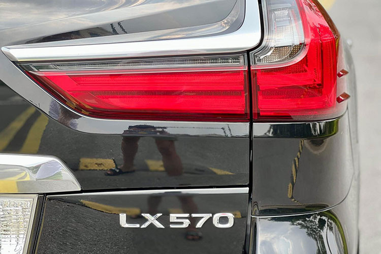 Ngoài ra trên mẫu xe hạng sang nhà Lexus này, nó còn được thương hiệu Lexus của Toyota trang bị gương chiếu hậu chống chói, sấy và tự động cụp khi lùi xe được tích hợp đèn báo rẽ LED, camera, đèn soi chân LED, chức năng nhớ vị trí và hiển thị chức năng cảnh báo điểm mù BSM. 