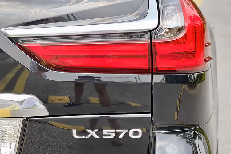 Ngoài ra trên mẫu xe hạng sang nhà Lexus này, nó còn được thương hiệu Lexus của Toyota trang bị gương chiếu hậu chống chói, sấy và tự động cụp khi lùi xe được tích hợp đèn báo rẽ LED, camera, đèn soi chân LED, chức năng nhớ vị trí và hiển thị chức năng cảnh báo điểm mù BSM. 