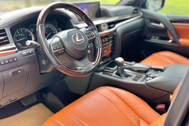 Phía sau vô lăng là cụm đồng hồ Analog loại Optitron cao cấp tốc độ cao với những chi tiết mạ bạc, đi kèm với màn hình trung tâm 4,2 inch. Chính giữa bảng taplo là màn hình 12,3 inch mới với thiết kế sắc cạnh đa chức năng.