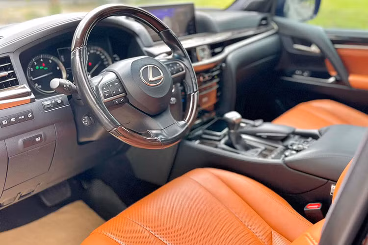 Phía sau vô lăng là cụm đồng hồ Analog loại Optitron cao cấp tốc độ cao với những chi tiết mạ bạc, đi kèm với màn hình trung tâm 4,2 inch. Chính giữa bảng taplo là màn hình 12,3 inch mới với thiết kế sắc cạnh đa chức năng.