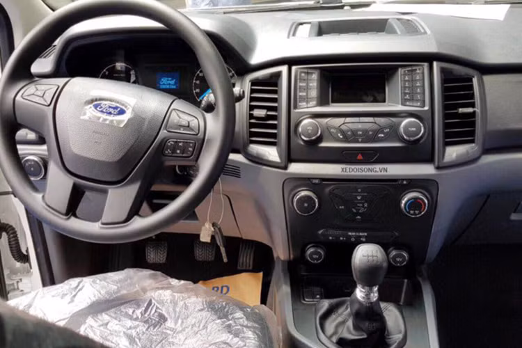 Các tính năng hỗ trợ an toàn cho mẫu xe Everest Ambiente MT bản 2018 gồm ABS, EBD, cân bằng điện tử ESP, hệ thống kiểm soát chống lật xe và hệ thống kiểm soát khi xe vào cua, hỗ trợ khởi hành ngang dốc.