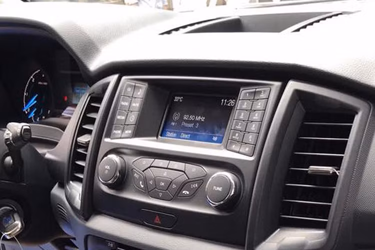 Ford Everest 4×4 MT chưa được công bố giá bán chính thức, nhưng nhiều khả năng sẽ nằm ở mức xấp xỉ 850 – 900 triệu đồng để cạnh tranh cùng đối thủ Toyota Fortuner máy dầu số sàn phiên bản G, hiện đang được bán với giá 981 triệu đồng. Dự kiến xe sẽ được bán chính thức vào tháng 1/2018.