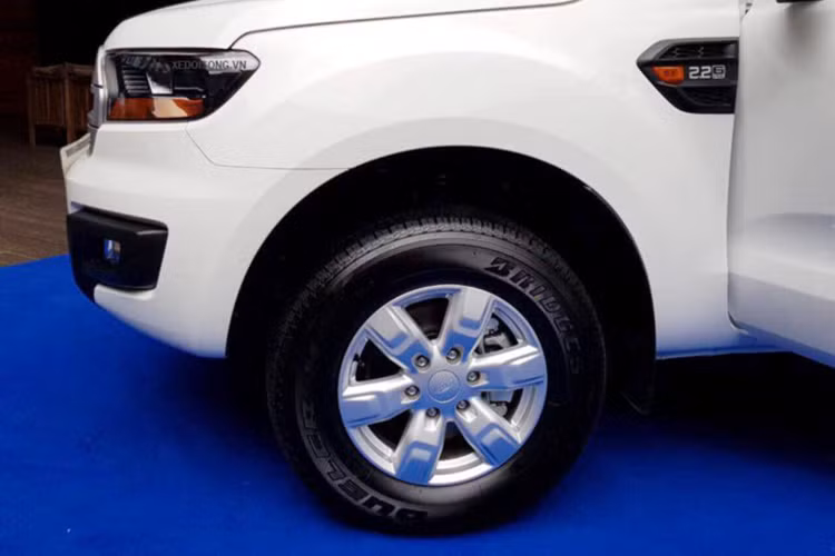 Là phiên bản tiêu chuẩn nhắm tới khách hàng doanh nghiệp nên các trang bị trên xe chỉ ở mức cơ bản như nội thất nỉ, điều hòa cơ 2 vùng độc lập với giàn lạnh riêng cho hàng ghế sau, vô-lăng tích hợp hệ thống điều khiển âm thanh, hệ thống điều khiển bằng giọng nói SYNC…