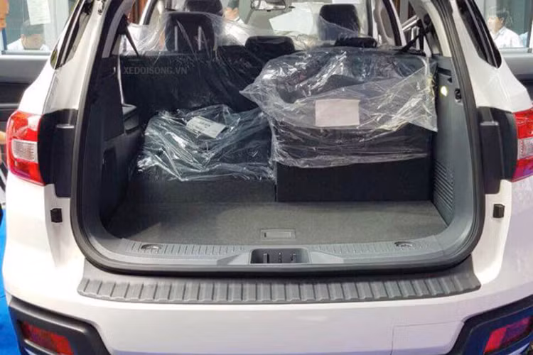 Nếu như chiếc xe này đúng với mức giá khoảng từ 850 triệu đồng mà một số đại lý hiện đã bắt đầu đăng thông tin chào bán trong tháng 10/2017 này, Everest Ambiente 2.2L 4x4 MT sẽ tạo ra một cuộc chiến mới về giá xe trong phân khúc SUV 7 chỗ, đặc biệt là đối thủ Fortuner máy dầu, Isuzu mu-X và nhất là Chevrolet Trailblazer trong thời gian sắp tới.