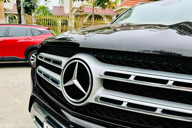 Về chiếc Mercedes-Benz GLS400 4MATIC 2018 biển khủng này, khi ra mắt tại Việt Nam nó có mức giá bán chính hãng là 4,279 tỷ đồng. Về ngoại hình, xe số chi tiết được làm mới so với GL cũ như cụm đèn pha LED đặc trưng đi cùng lưới tản nhiệt thanh đôi mang phong cách mới. Cản trước và hai hốc hút gió chứa đèn sương mù cũng được thiết kế lại.