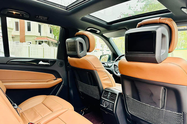 Mercedes-Benz GLS 2018 cũng sẽ được cung cấp một hệ thống ion hóa không khí tùy chọn giúp cải thiện chất lượng không khí trong cabin nội thất kèm rèm che nắng 2 bên cửa sổ.. Với kích thước rộng lớn, hàng ghế phía sau của Mercedes-Benz GLS400 đủ thoải mái cho 3 người ngồi trên một hành trình dài.