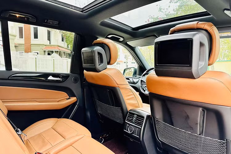 Mercedes-Benz GLS 2018 cũng sẽ được cung cấp một hệ thống ion hóa không khí tùy chọn giúp cải thiện chất lượng không khí trong cabin nội thất kèm rèm che nắng 2 bên cửa sổ.. Với kích thước rộng lớn, hàng ghế phía sau của Mercedes-Benz GLS400 đủ thoải mái cho 3 người ngồi trên một hành trình dài.