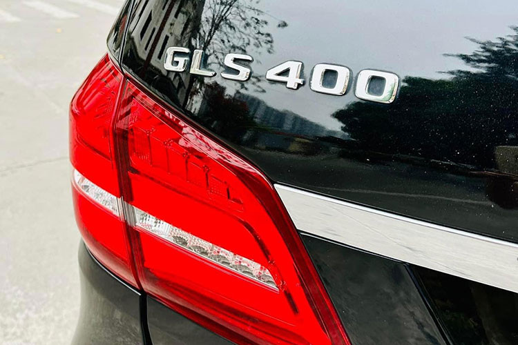 Mẫu SUV hạng sang Mercedes-Benz GLS 400 đời 2018 có kích thước tổng thể dài x rộng x cao lượt là 5.130 x 1.934 x 1.850 (mm). Xe sử dụng bộ mâm 20 inch, lốp 275/50. So với bộ mâm 21 inch thể thao của anh cả GLS 500, bộ mâm của GLS 400 thiên nhiều về yếu tố sang trọng.
