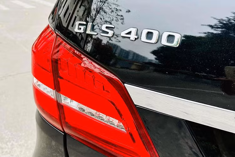 Mẫu SUV hạng sang Mercedes-Benz GLS 400 đời 2018 có kích thước tổng thể dài x rộng x cao lượt là 5.130 x 1.934 x 1.850 (mm). Xe sử dụng bộ mâm 20 inch, lốp 275/50. So với bộ mâm 21 inch thể thao của anh cả GLS 500, bộ mâm của GLS 400 thiên nhiều về yếu tố sang trọng.