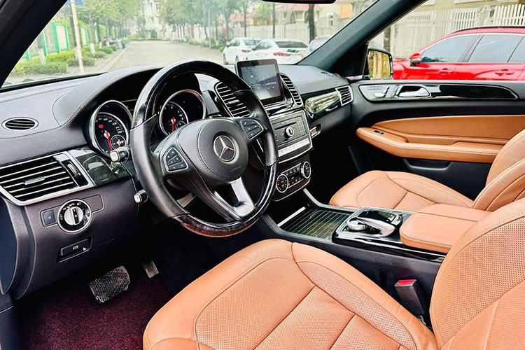 Ở bên trong, mẫu xe SUV 7 chỗ Mercedes-Benz GLS 400 tại Việt Nam này sở hữu một giao diện điều khiển trung tâm mới với màn hình đa phương tiện 8 inch được đặt tách rời như một chiếc máy tính bảng. Ngoài ra, vô-lăng trên xe được đổi sang kiểu 3 chấu thể thao thay vì 4 chấu như trước.