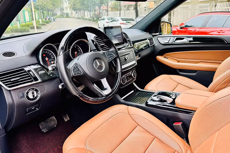 Ở bên trong, mẫu xe SUV 7 chỗ Mercedes-Benz GLS 400 tại Việt Nam này sở hữu một giao diện điều khiển trung tâm mới với màn hình đa phương tiện 8 inch được đặt tách rời như một chiếc máy tính bảng. Ngoài ra, vô-lăng trên xe được đổi sang kiểu 3 chấu thể thao thay vì 4 chấu như trước.