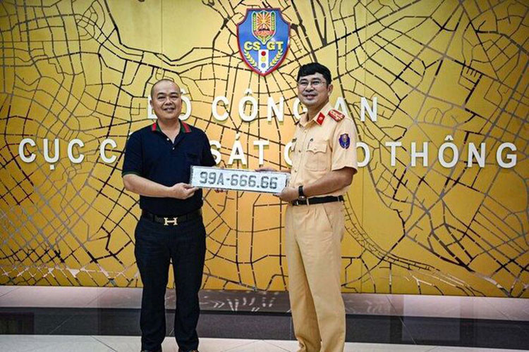 Cụ thể, anh N.T.Đ (47 tuổi, ở Ninh Hiệp, Gia Lâm, Hà Nội) đã trúng đấu giá biển số 99A-666.66, với mức đấu cao nhất là 4,27 tỷ đồng vào cuối tháng 9/2023 vừa qua, đến nay anh đã nộp đủ 4,23 tỷ đồng (đã trừ 40 triệu đồng tiền đặt cọc đấu giá biển số) vào tài khoản chuyên thu đấu giá biển số ôtô.