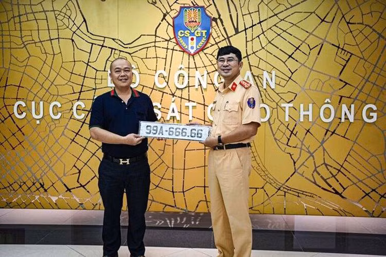 Cụ thể, anh N.T.Đ (47 tuổi, ở Ninh Hiệp, Gia Lâm, Hà Nội) đã trúng đấu giá biển số 99A-666.66, với mức đấu cao nhất là 4,27 tỷ đồng vào cuối tháng 9/2023 vừa qua, đến nay anh đã nộp đủ 4,23 tỷ đồng (đã trừ 40 triệu đồng tiền đặt cọc đấu giá biển số) vào tài khoản chuyên thu đấu giá biển số ôtô.