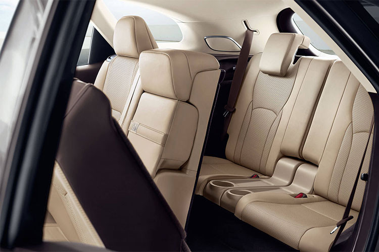 Phiên bản Premier cao cấp nhất sẽ bao gồm: bộ vành hợp kim 20 inch tùy chọn màu, hệ thống treo cải tiến, chìa khóa dạng thẻ, cửa sổ trời và những tính năng an toàn như phát hiện điểm mù...