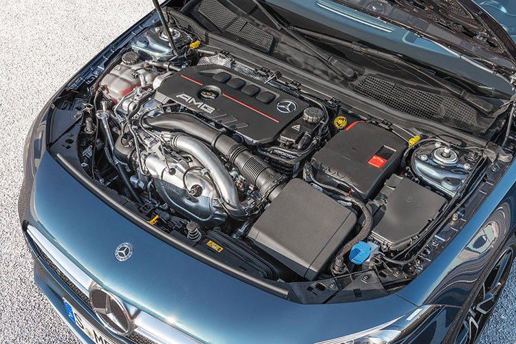 Mercedes-AMG A35 4Matic Sedan 2020 sở hữu khối động cơ bên dưới nắp capô. Theo đó, mẫu sedan hạng sang này được trang bị động cơ xăng 4 xi-lanh, tăng áp, dung tích 3,5 lít, sản sinh công suất tối đa 306 mã lực tại tua máy 5.800 vòng/phút và mô-men xoắn cực đại 400 Nm tại dải tua máy 3.000 - 4.000 vòng/phút.