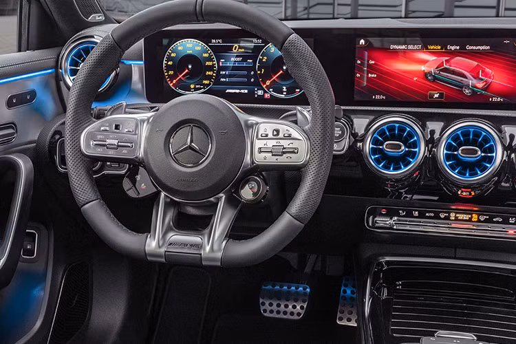 Những tính năng chỉ dành riêng cho Mercedes-AMG A35 4Matic Sedan 2020 bao gồm màn hình của bảng đồng hồ và vô lăng AMG Performance tùy chọn. Vô lăng đáy phẳng này đi kèm 2 nút cảm ứng cũng như nút cuộn để chọn các chế độ lái như Slippery, Comfort, Sport, Sport + và Individual.
