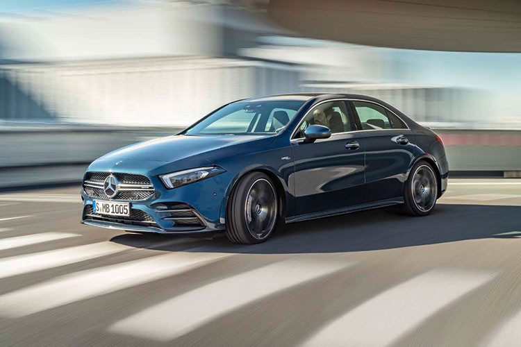 Ngoài ra, xe còn được trang bị hệ thống treo thanh giằng MacPherson phía trước và 4 liên kết phía sau tương tự mẫu xe hatchback hiệu suất cao Mercedes-AMG A45 2019 mới. Trong khi đó, hệ thống treo AMG Ride Control với giảm chấn thích ứng, hệ thống đánh lái cơ-điện tử cảm biến tốc độ và điều hướng mô-men xoắn bằng phanh AMG Dynamics là trang bị tùy chọn.