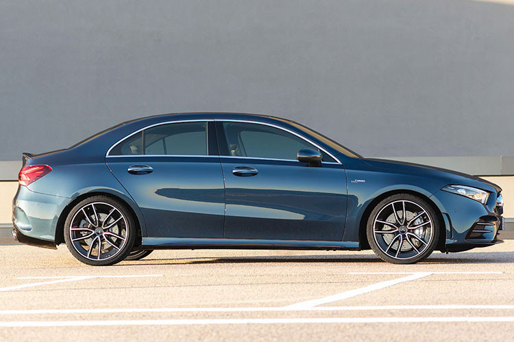 Về thiết kế, Mercedes-AMG A35 4Matic Sedan 2020 có một số đặc điểm nhận dạng riêng so với bản thường như hốc gió trước hầm hố hơn, nan kép ở lưới tản nhiệt, thanh màu đen bóng ở 2 góc cản trước...