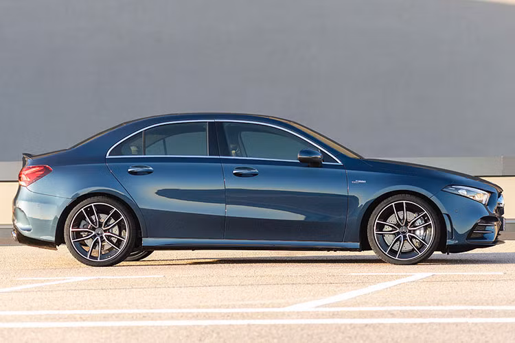 Về thiết kế, Mercedes-AMG A35 4Matic Sedan 2020 có một số đặc điểm nhận dạng riêng so với bản thường như hốc gió trước hầm hố hơn, nan kép ở lưới tản nhiệt, thanh màu đen bóng ở 2 góc cản trước...