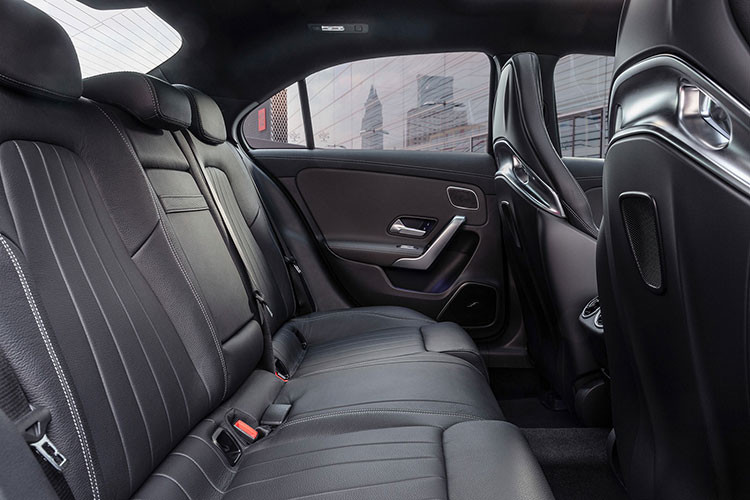 Tuy nhiên, khác với "người anh em" A-Class Hatchback 2019 từng ra mắt, Mercedes-AMG A35 4Matic Sedan 2020 có khoang hành lý 420 lít.