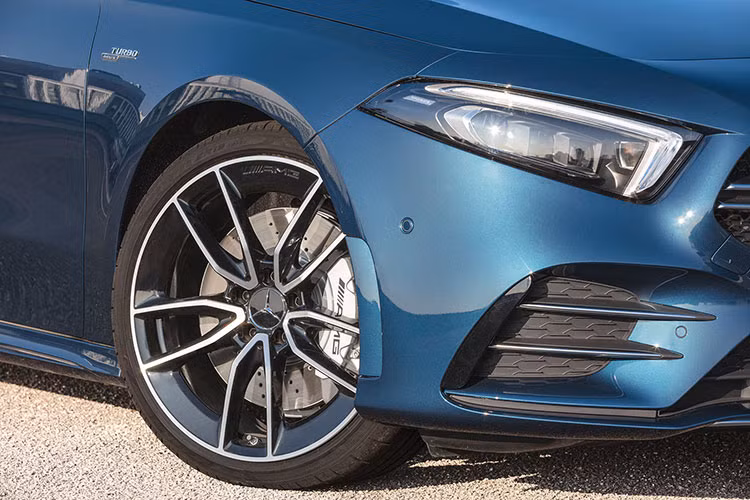 Thêm vào đó là bộ vành hợp kim có đường kính 18 inch hoặc 19 inch, đi với phanh đĩa khoan lỗ thông gió có đường kính 350 mm trước và 330 mm sau. Đĩa phanh đồng hành cùng cùm phanh 4 piston trước và 1 piston sau.