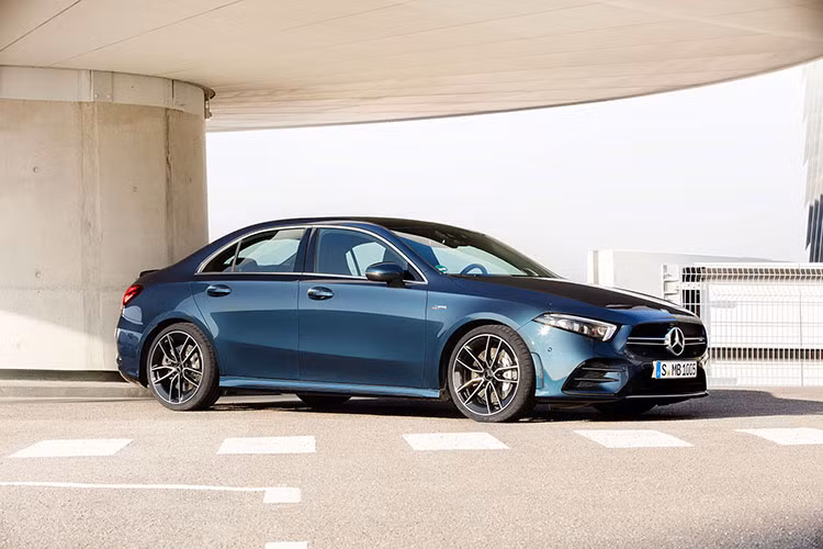 Dòng xe sang cỡ nhỏ Mercedes-Benz A-Class Sedan 2019 đã chính thức trình làng vào hồi tháng 7 năm ngoái. Sau 9 tháng, hãng Mercedes-Benz tiếp tục tung ra phiên bản hiệu suất cao mới của dòng xe này, mang tên Mercedes-AMG A35 4Matic Sedan 2020.