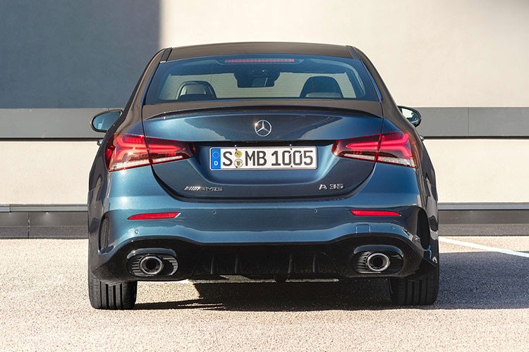 Nếu khách hàng chi thêm tiền cho gói AMG Aerodynamics Package, Mercedes-AMG A35 4Matic Sedan 2020 sẽ được bổ sung bộ chẻ khí trước, cánh gió đuôi cỡ lớn hơn, viền hốc gió giả trên cản sau và bộ khuếch tán sau nổi bật hơn.