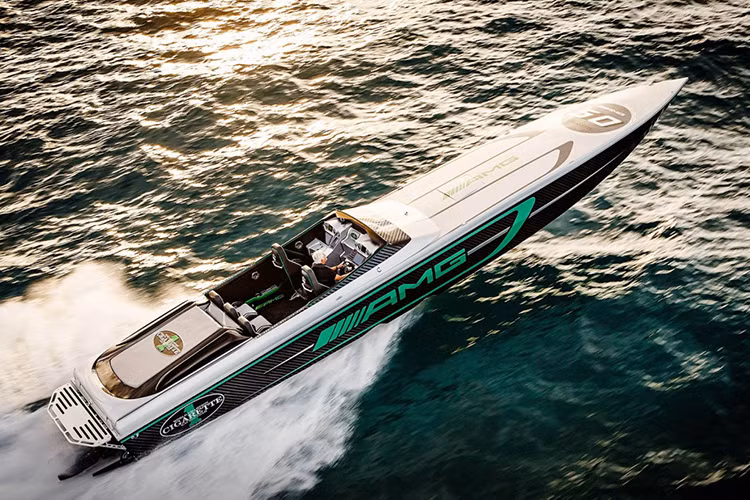  Mercedes-Benz Marauder AMG được gọi là phiên bản chạy trên nước dài 50 ft của siêu xe Mercedes-AMG GT R chính thức gia nhập vào bộ sưu tập những mẫu thuyền được phát triển dựa trên ý tưởng của các dòng xe thuộc nhà xe Mercedes, trước đó đã có các phiên bản dựa trên SLS AMG, G-Wagon, Vision GT Concept và GT S.