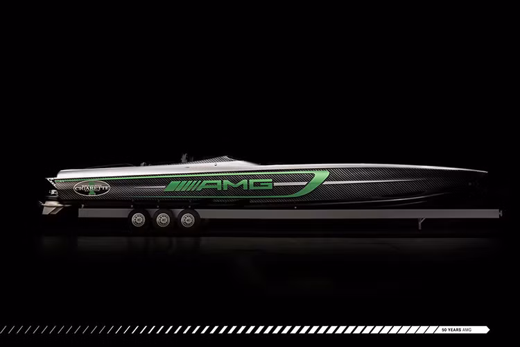 Vì được cho ra mắt trùng đúng vào năm kỷ niệm 50 Mercedes AMG và 10 năm hợp tác giữa Mercedes-Benz và Cigarette Racing, các nhà thiết kế cũng bổ sung một logo đặc biệt cho chiếc siêu thuyền đặc biệt này.