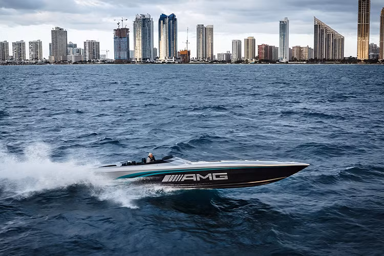 Chịu trách nhiệm thiết kế màu sơn và chi tiết cho chiếc siêu thuyền "hàng khủng" nhà Mercedes này là Gorden Wagener – giám đốc thiết kế của Daimler. Màu sơn độc quyền của dòng xe GT R – Greeen Hell Magno được sử dụng cho ngoại thất.