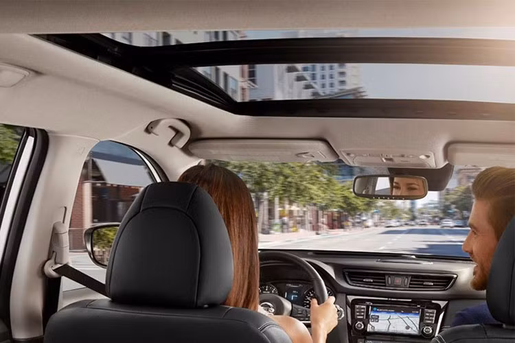 Ngoài ra, mẫu xe này còn được trang bị bảng đồng hồ với màn hình 7 inch hoặc 12,3 inch, tùy phiên bản. Tiếp đến là cụm điều khiển trung tâm gọn gàng, tiện dụng hơn với cần số lớn, núm xoay chọn chế độ lái, hộc đựng cốc và phanh đỗ xe điện tử.