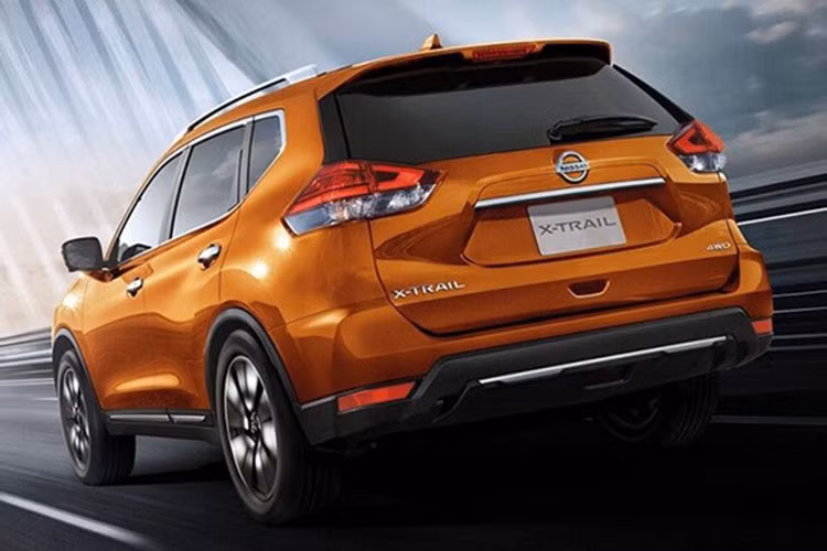 Bên sườn, mẫu crossover cỡ C này có đường dập gân nổi bật nằm trên hốc bánh vuông vắn. Ở phía sau, Nissan X-Trail 2022 sở hữu cụm đèn hậu ôm trọn 2 góc và có thiết kế mượt mà hơn, nằm sát viền dưới của cửa kính. Bên cạnh đó là cửa cốp có thiết kế rắn rỏi hơn và không đi kèm các chi tiết mạ crôm.